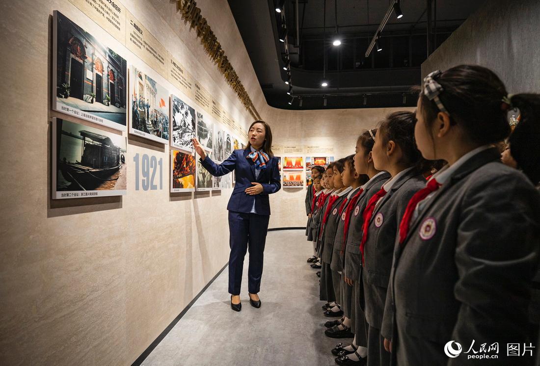 9月29日，陕西省西安高新钱学森第二小学讲解员正在为学生们讲述历史故事。