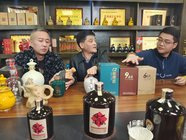 抖音网红“张大炮”打卡鸡公山酒厂！探秘百年酒企的传承与创新