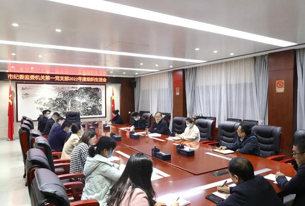 卢锡恩以普通党员身份参加所在党支部组织生活会