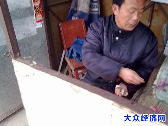 罗山汽车站厕所脏烂差并违规收费