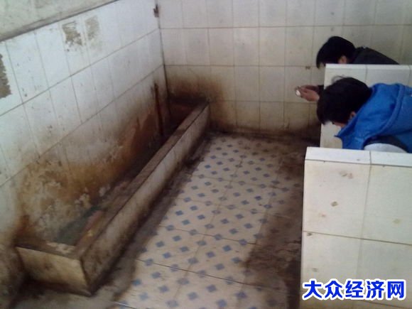 罗山汽车站厕所脏烂差并违规收费