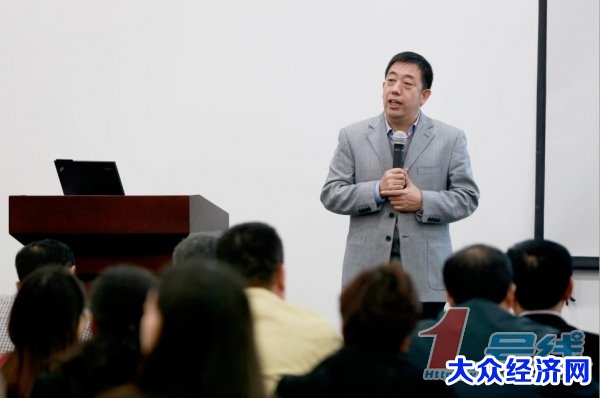 浉河区工商联携手西亚举办“企业家大讲堂”演讲会